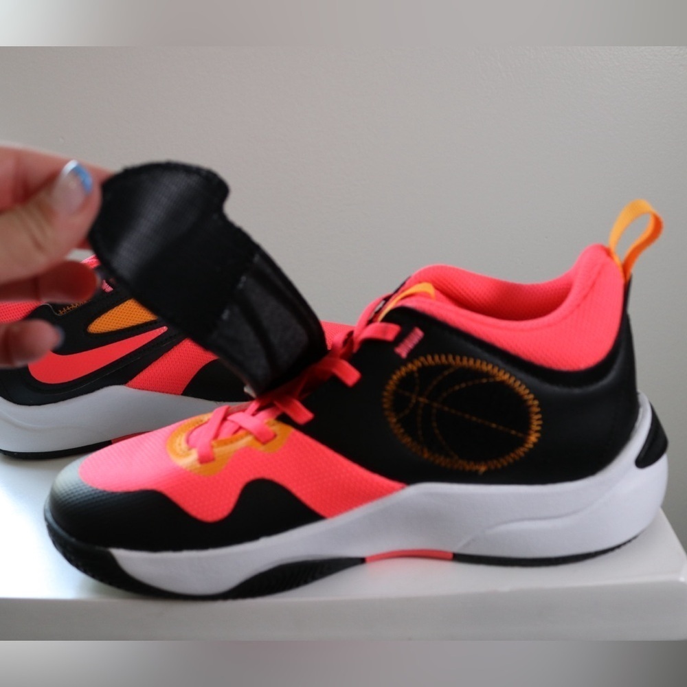 NWB Nike Team Hustle D 7Y Big Kids' Basketball Shoes DV8996-001 Black/Pink - Picture 8 of 10